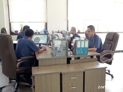 星空电竞官网在线登录技术人员讨论照